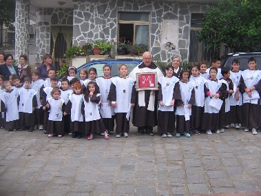 P. Domenico Fiore circondato dagli scolari di Cardile